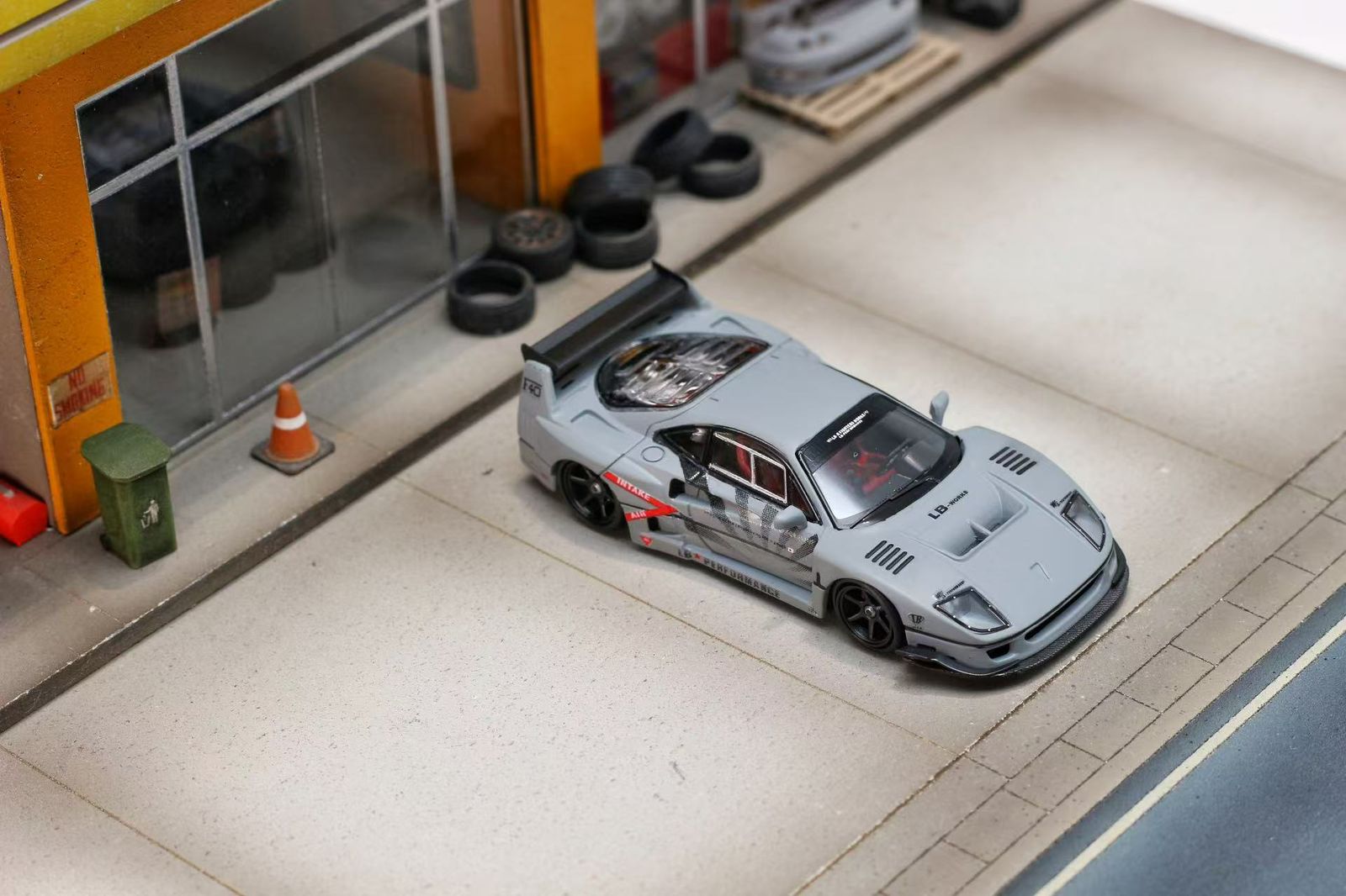 GHOST PLAYER 1:64 LBWK F40 Grey