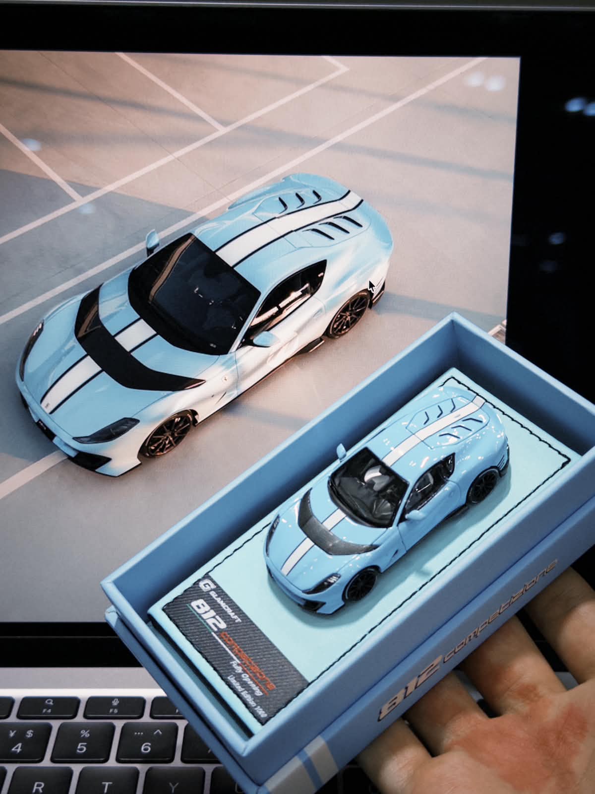 GLAMCRAFT 1/64 812C Full Open Diecast Model.