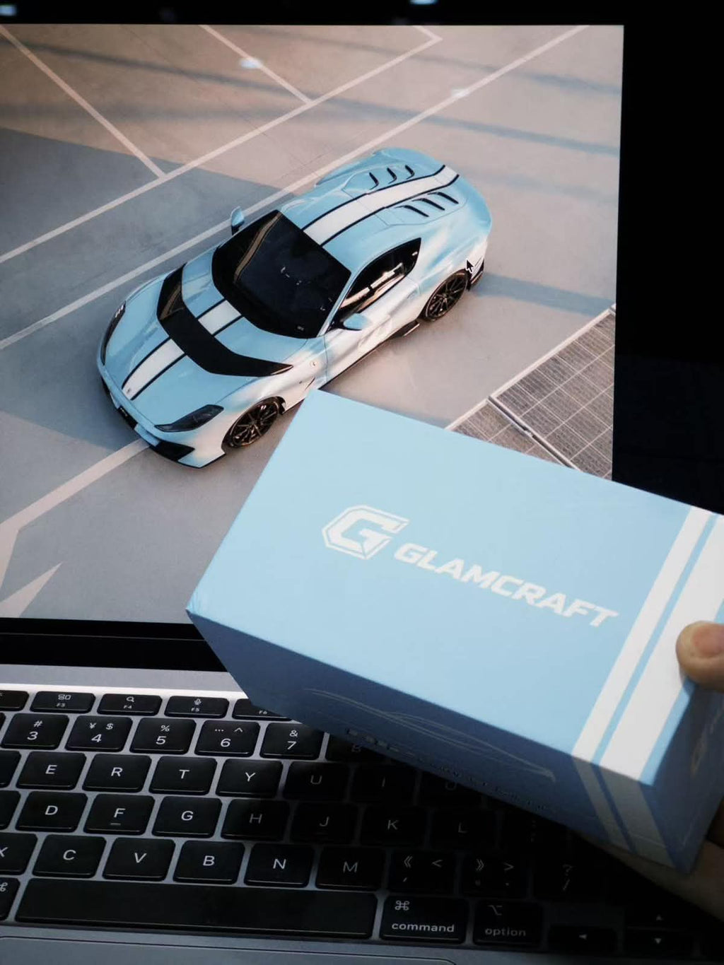 GLAMCRAFT 1/64 812C Full Open Diecast Model.