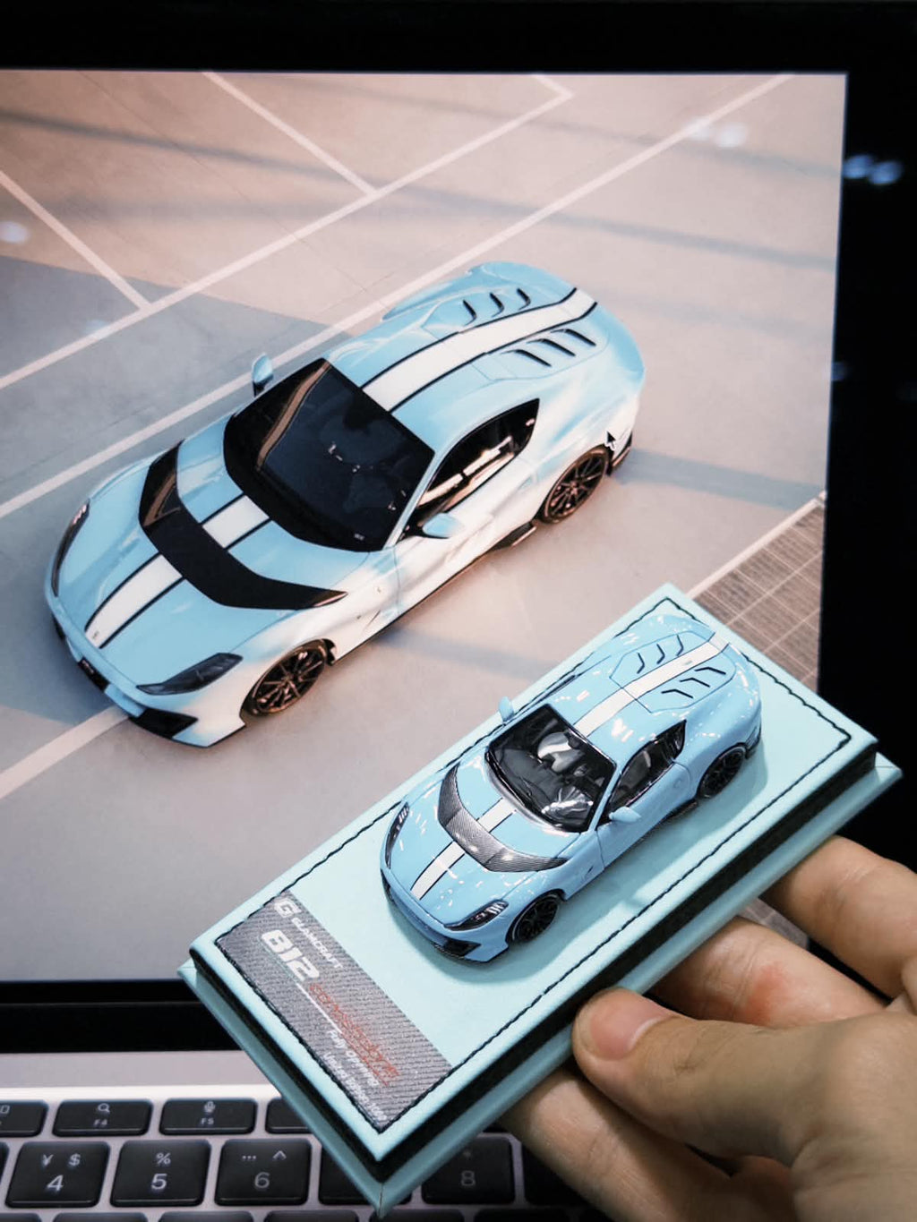 GLAMCRAFT 1/64 812C Full Open Diecast Model.