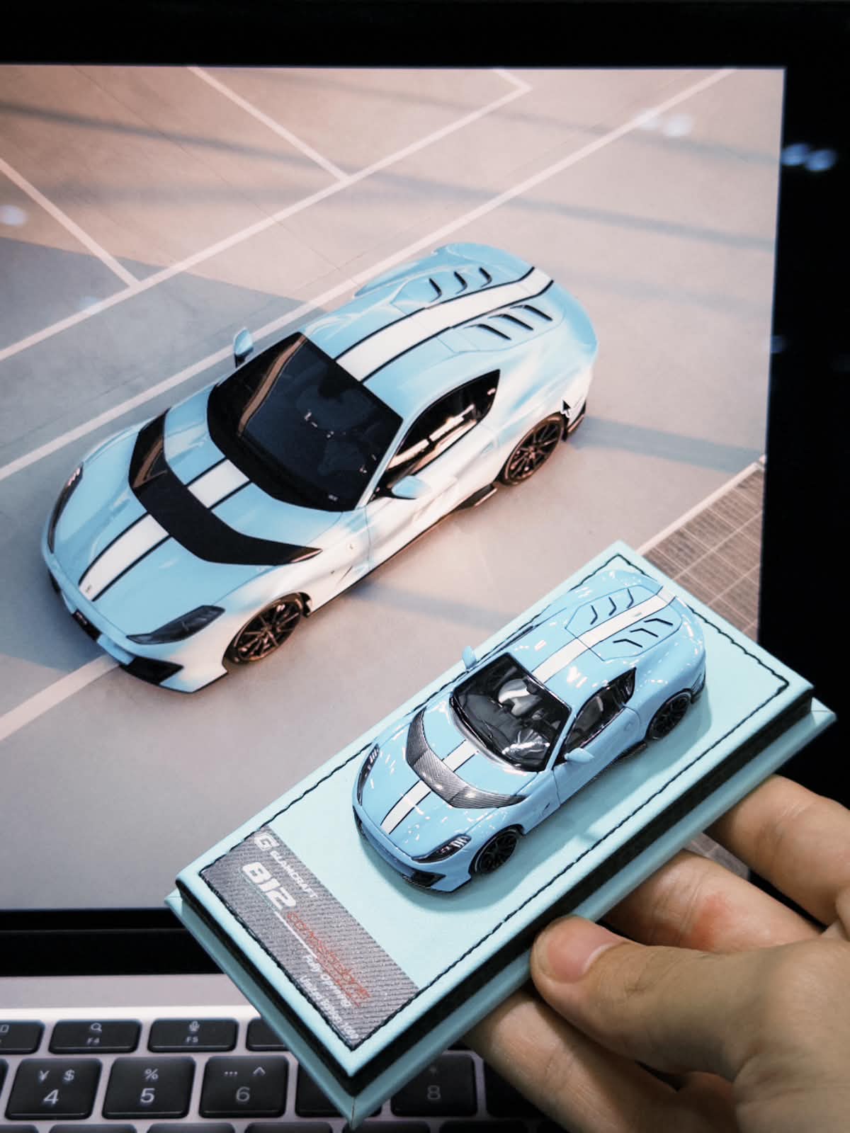 GLAMCRAFT 1/64 812C Full Open Diecast Model.