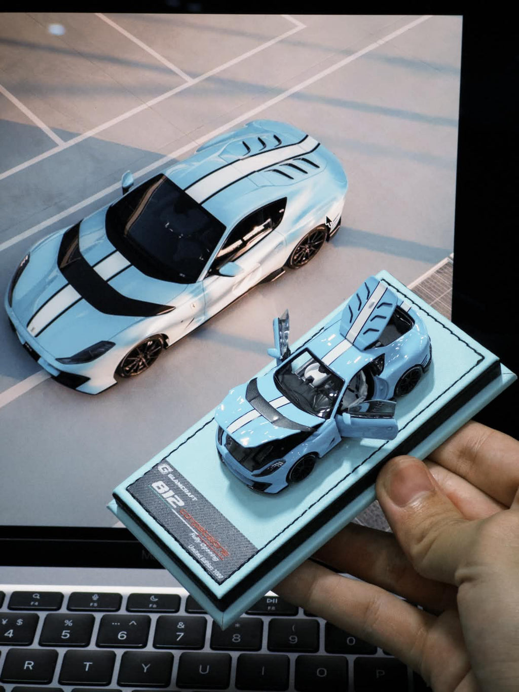 GLAMCRAFT 1/64 812C Full Open Diecast Model.