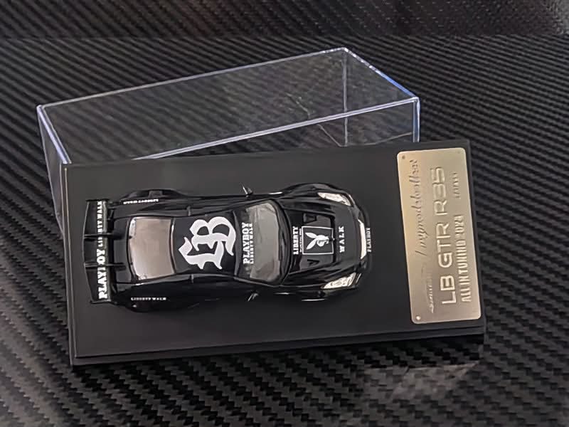MC Glossy Black/PLAYBOY Livery