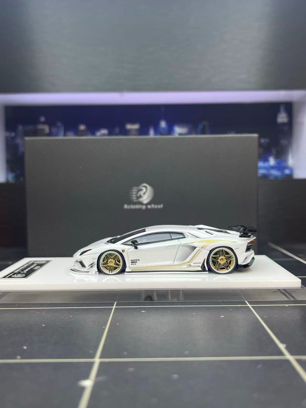 Rotating Wheel RW 1/64 Rowen Aventador S Diecast Model.