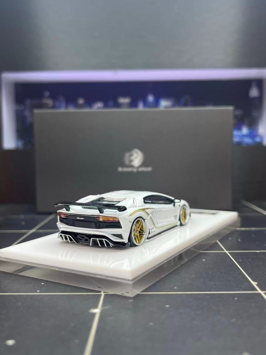 Rotating Wheel RW 1/64 Rowen Aventador S Diecast Model.