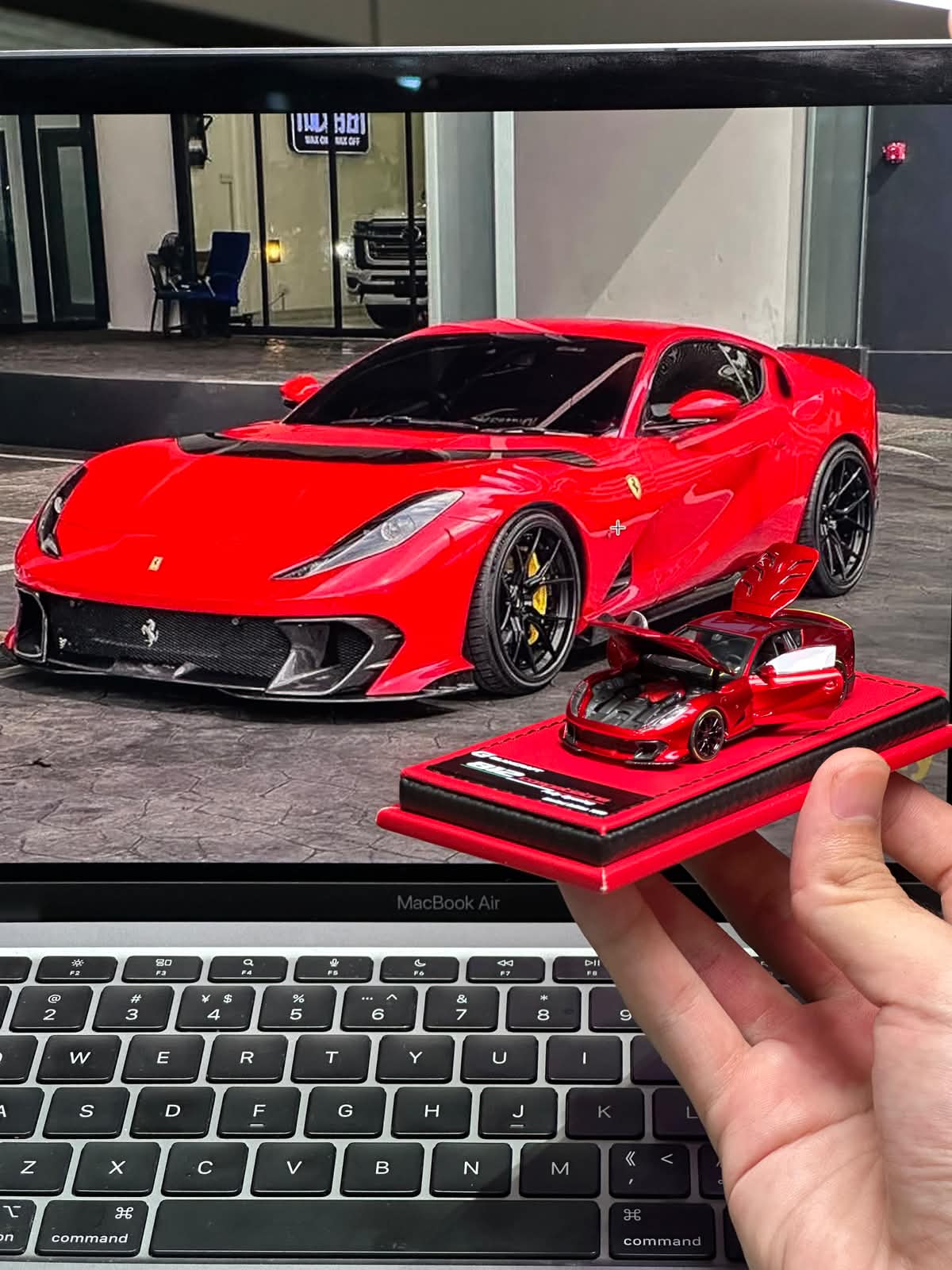 GLAMCRAFT 1/64 812C Full Open Diecast Model.