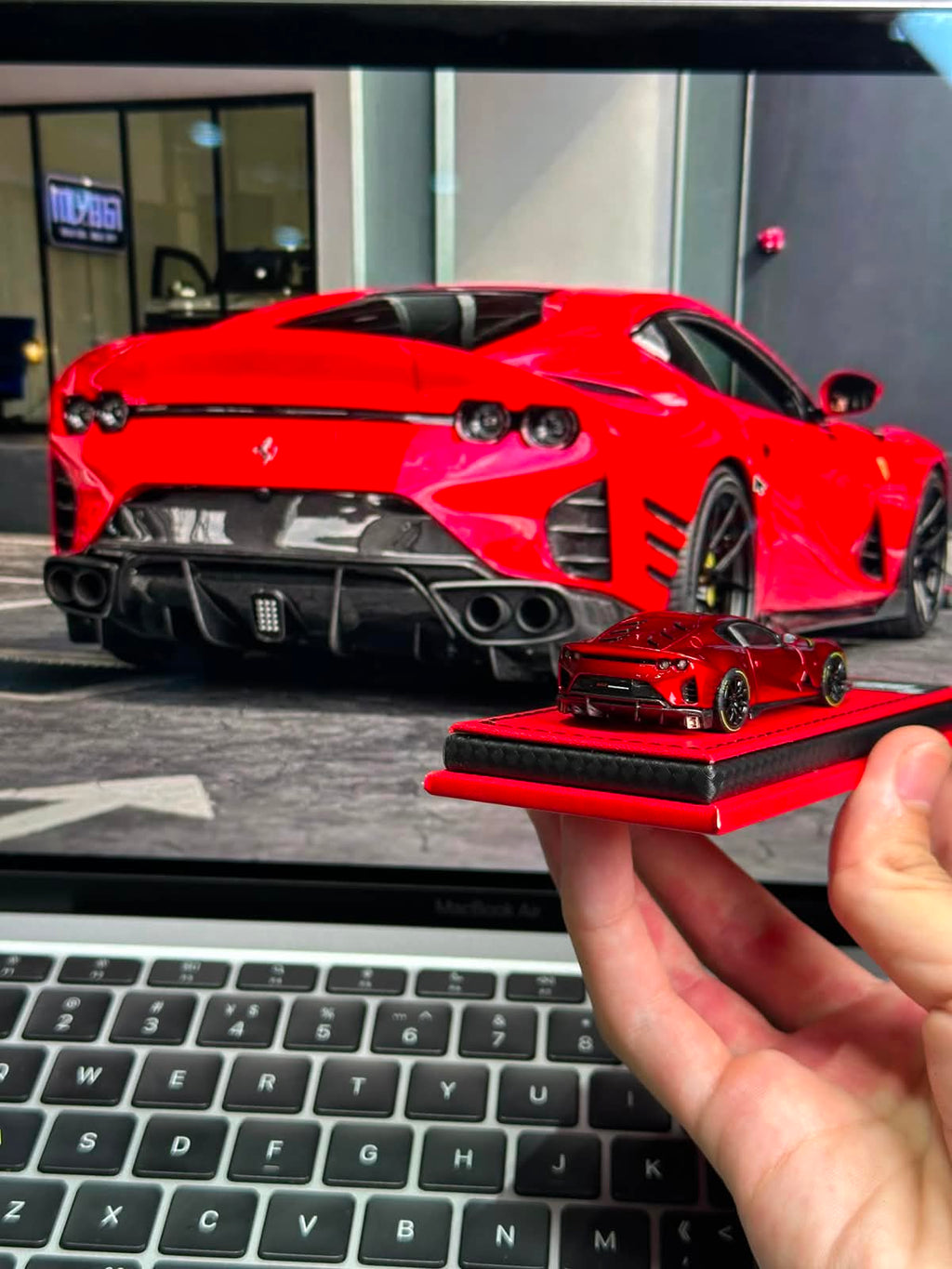 GLAMCRAFT 1/64 812C Full Open Diecast Model.