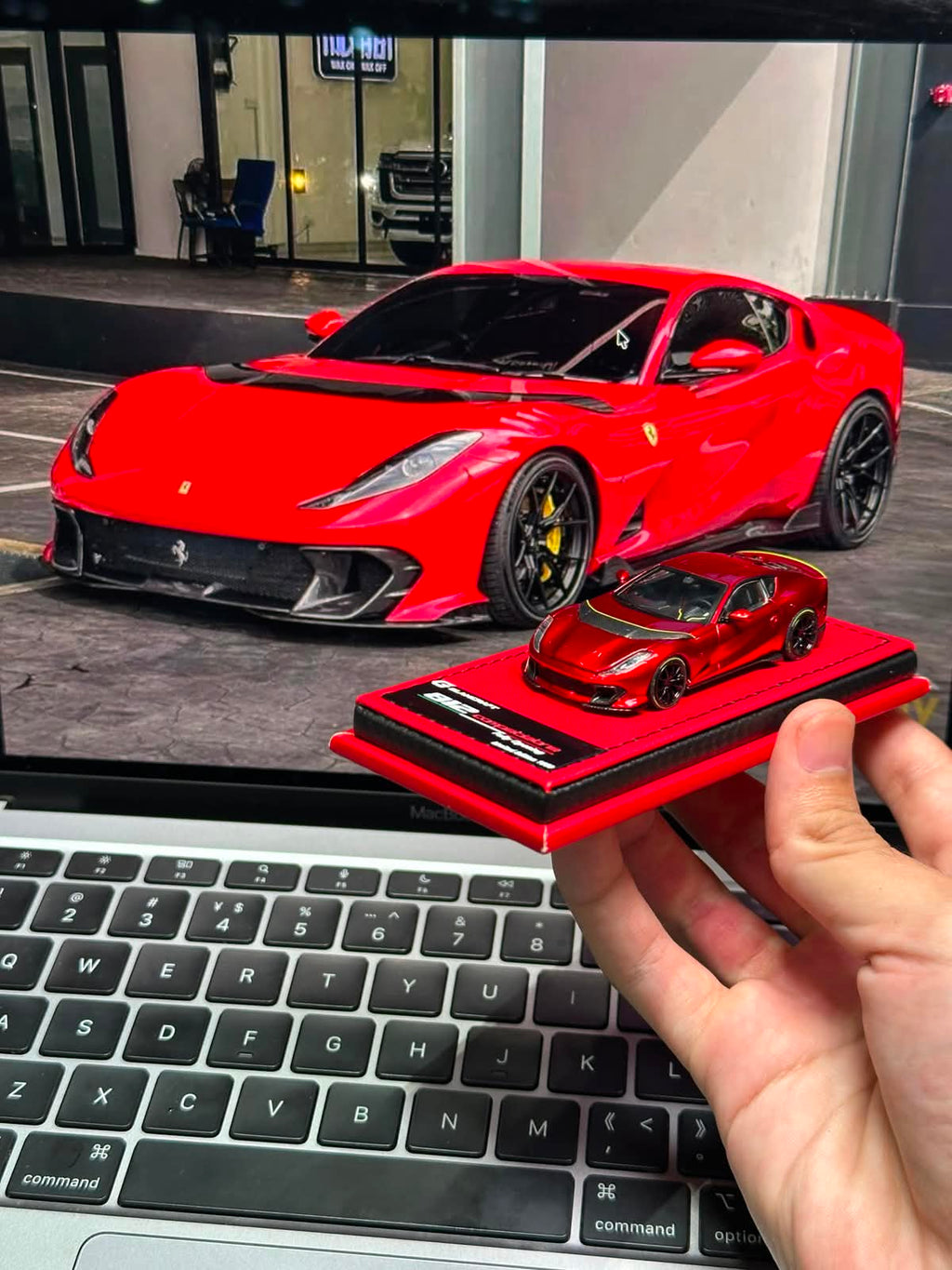 GLAMCRAFT 1/64 812C Full Open Diecast Model.