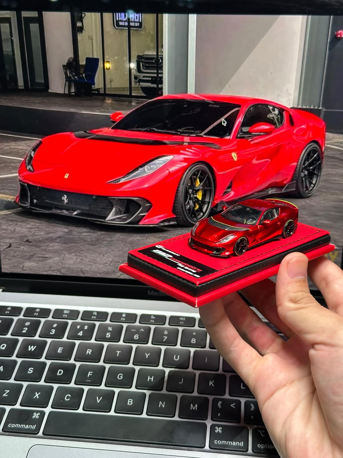 GLAMCRAFT 1/64 812C Full Open Diecast Model.