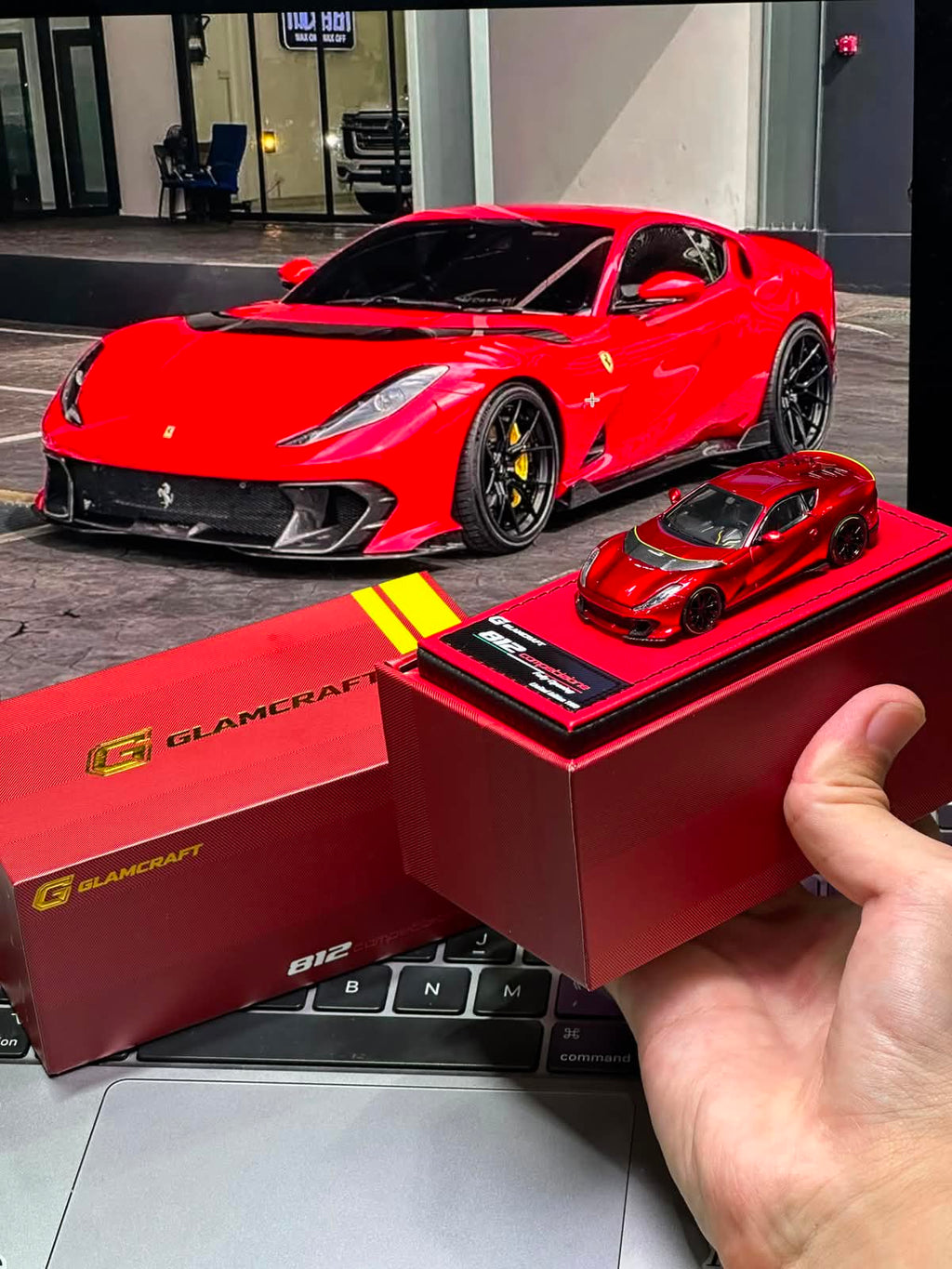GLAMCRAFT 1/64 812C Full Open Diecast Model.