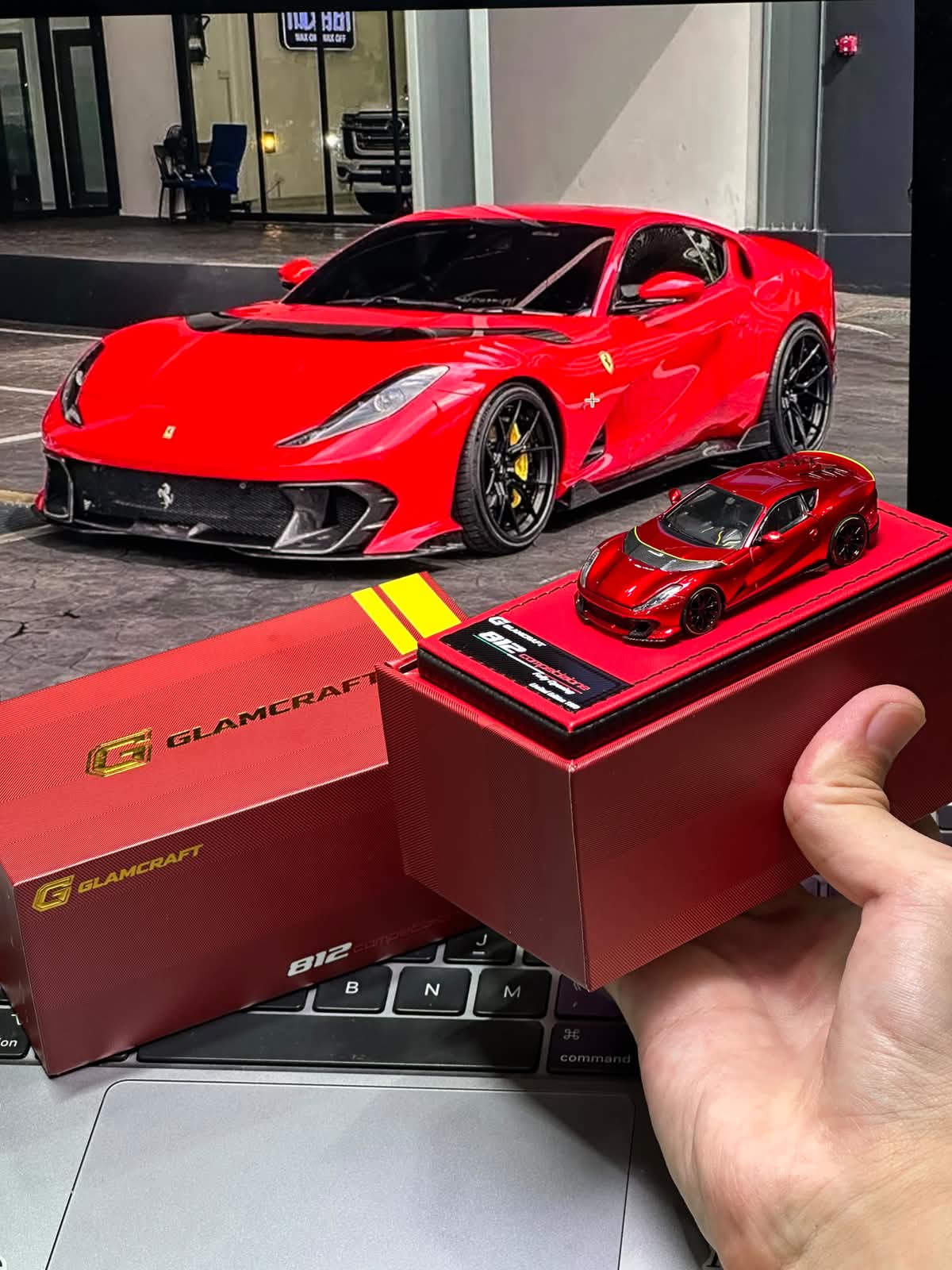 GLAMCRAFT 1/64 812C Full Open Diecast Model.