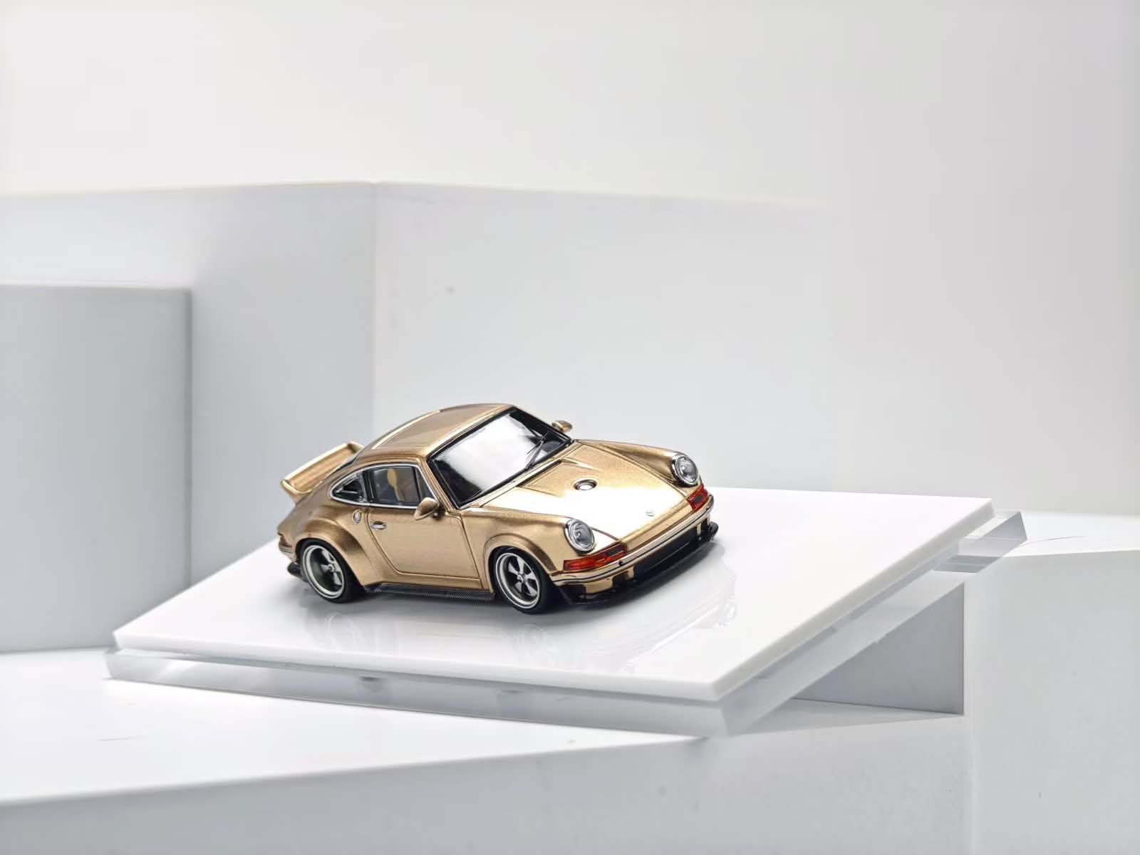 Zincit Model 1/64 Singer DLS Diecast Model.