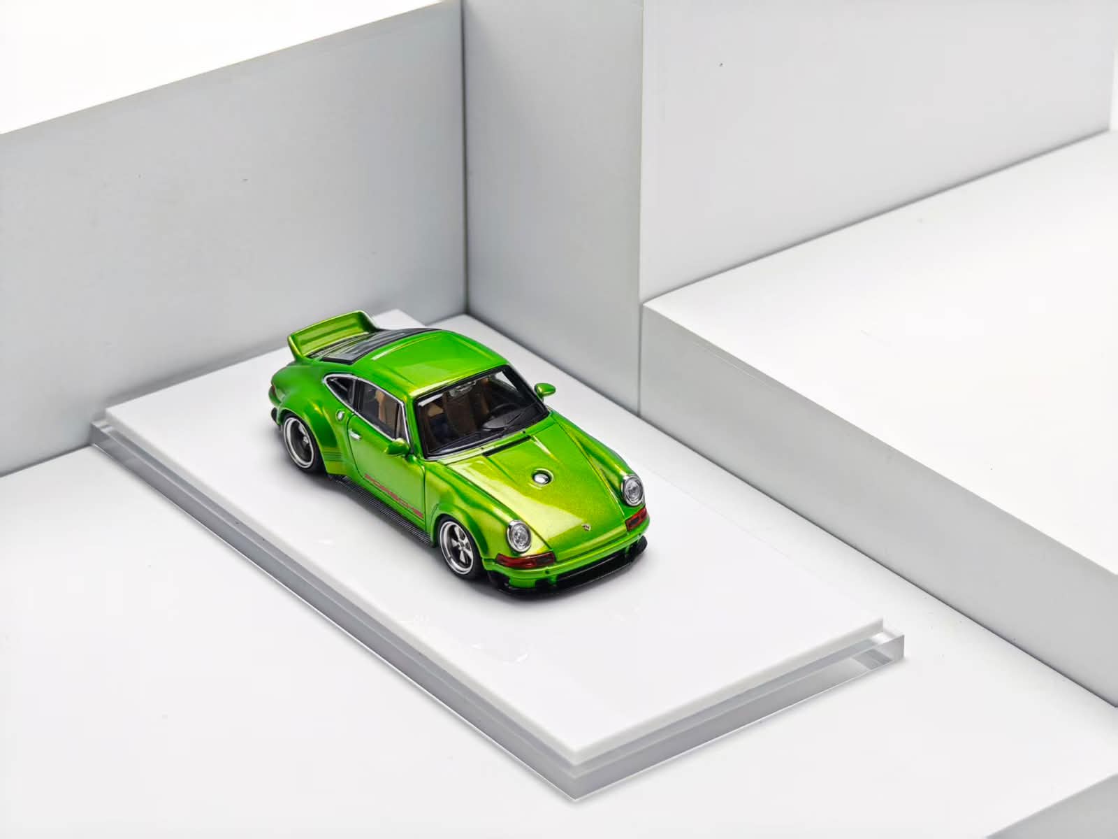 Zincit Model 1/64 Singer DLS Diecast Model.