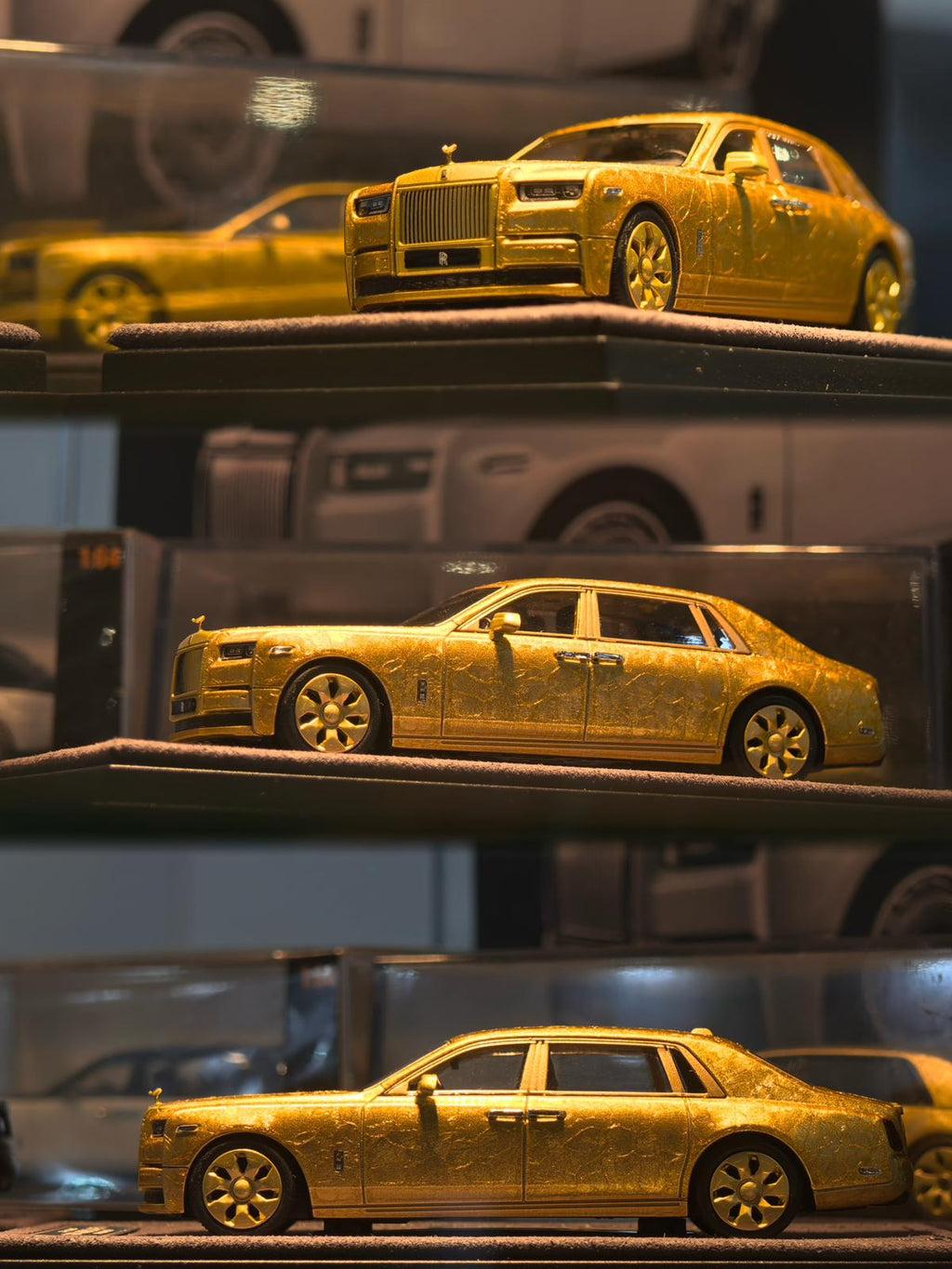 BANANA 1:64 Phantom EWB Version Diecast Model.