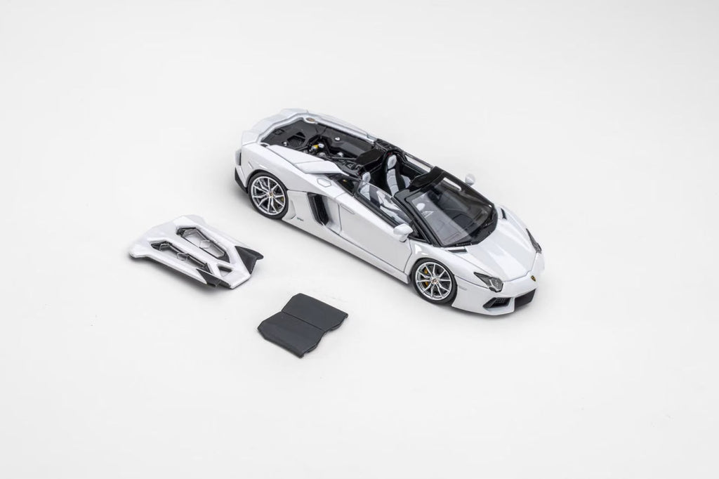 CLASSIC GARAGE 1/64 LP700 Roadster Diecast model