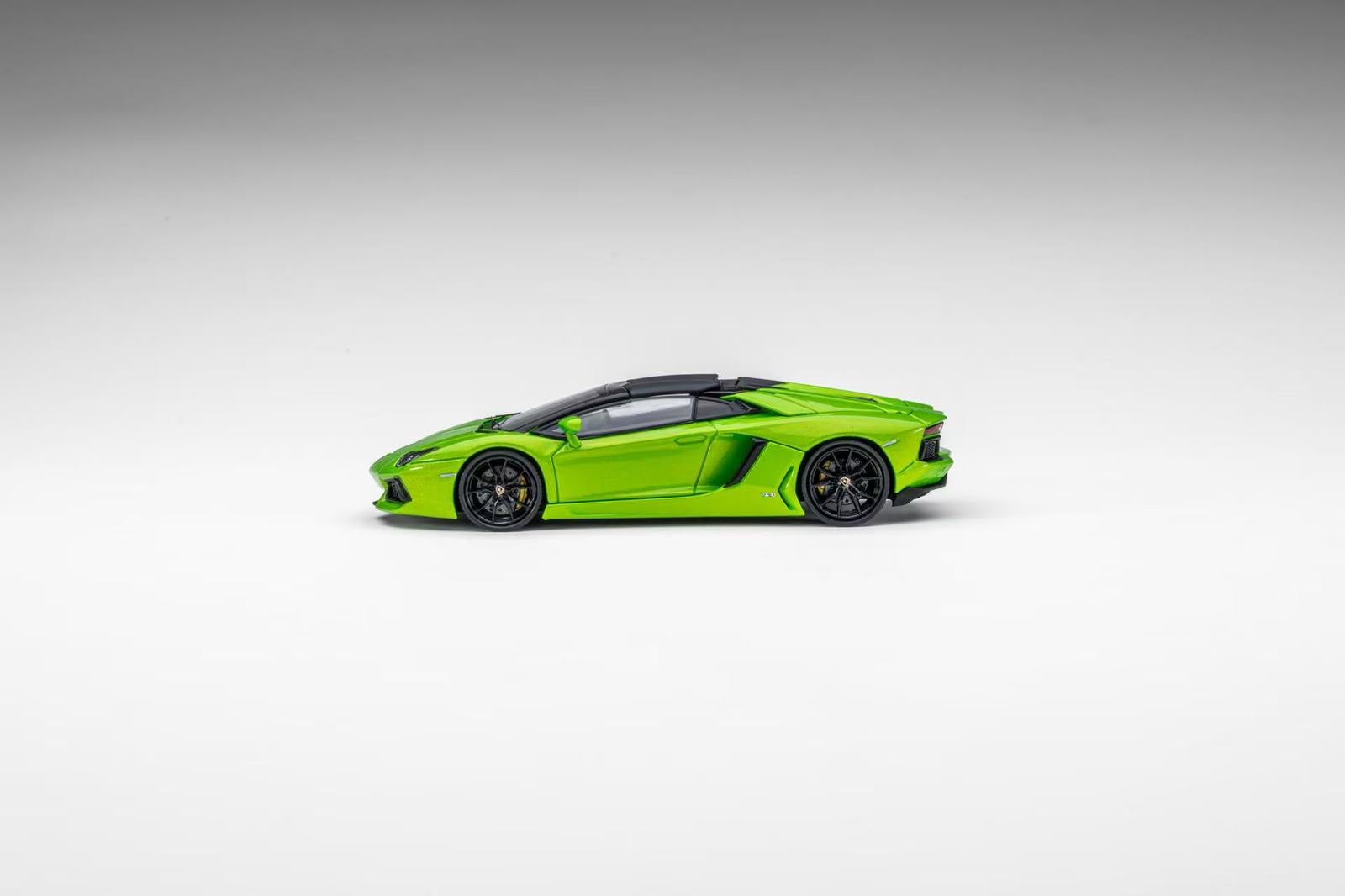 CLASSIC GARAGE 1/64 LP700 Roadster Diecast model