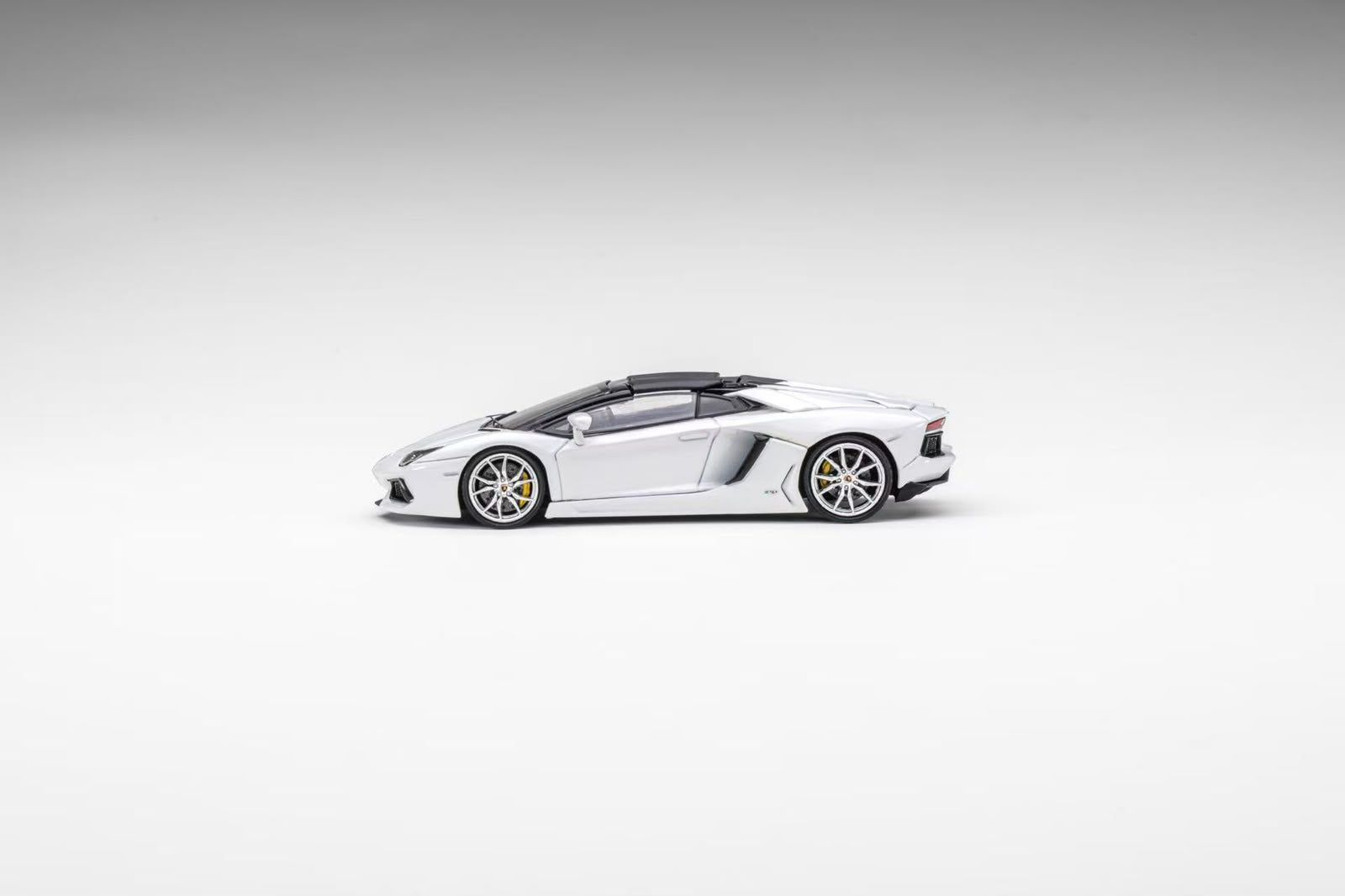 CLASSIC GARAGE 1/64 LP700 Roadster Diecast model