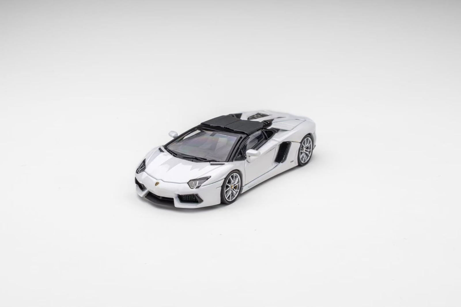 CLASSIC GARAGE 1/64 LP700 Roadster Diecast model