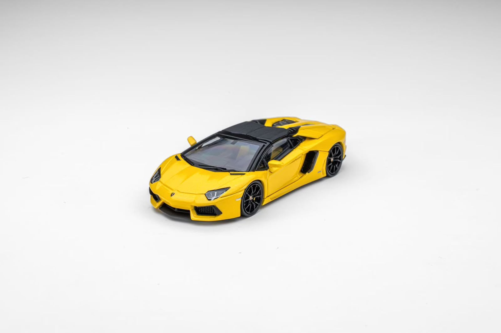 CLASSIC GARAGE 1/64 LP700 Roadster Diecast model