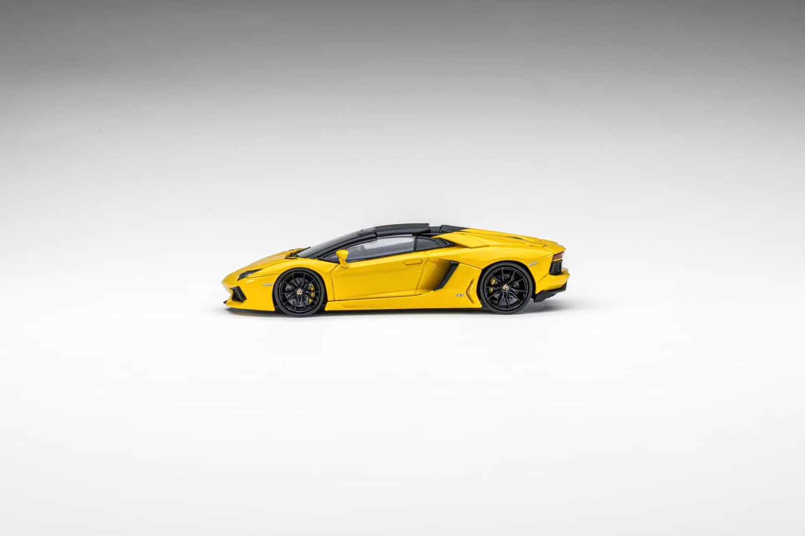 CLASSIC GARAGE 1/64 LP700 Roadster Diecast model