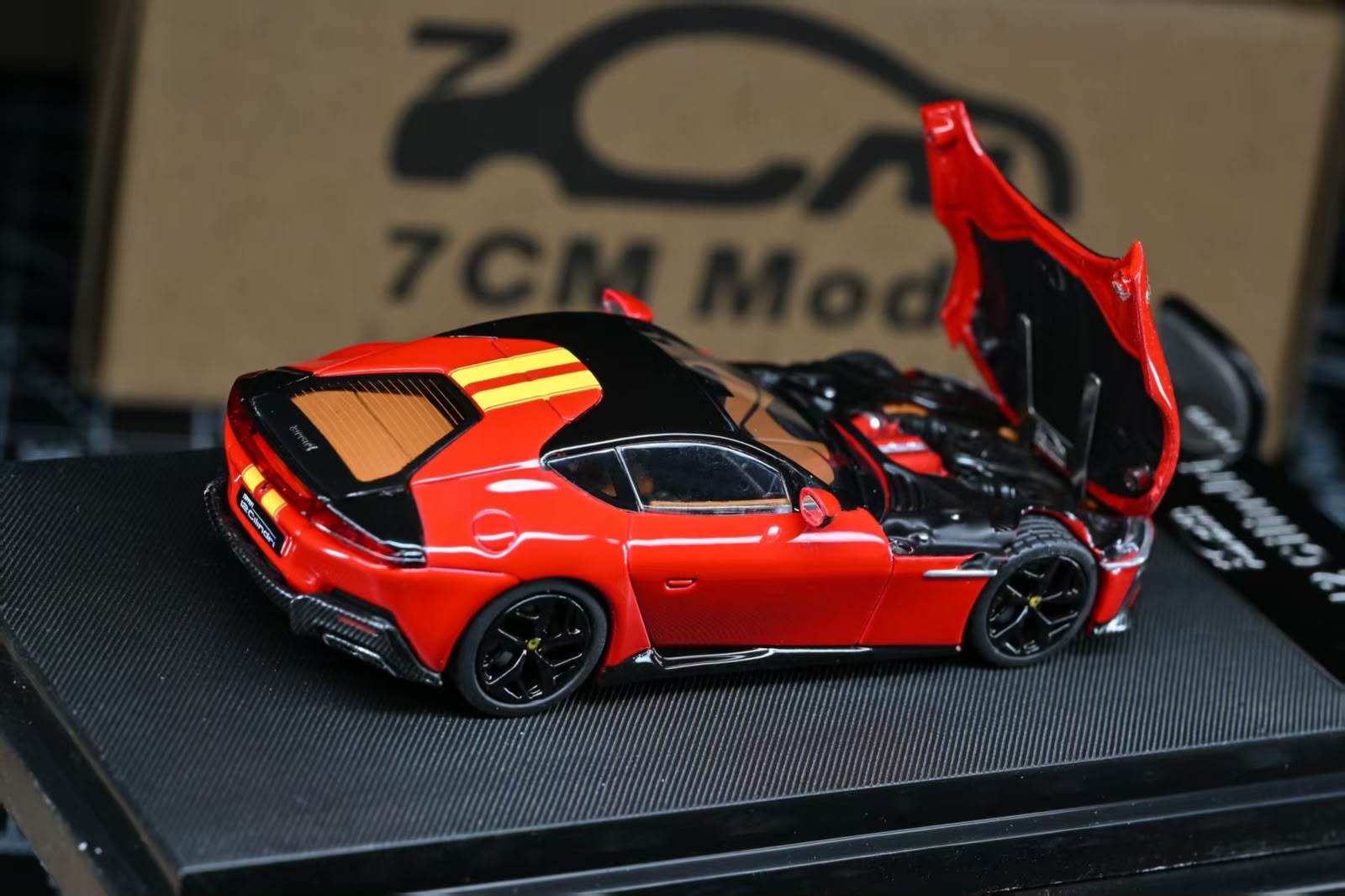 7cm Model 1/64 Supercar 12 cilindri Rosso Corsa/Giallo Modena Racing Livery Stripe