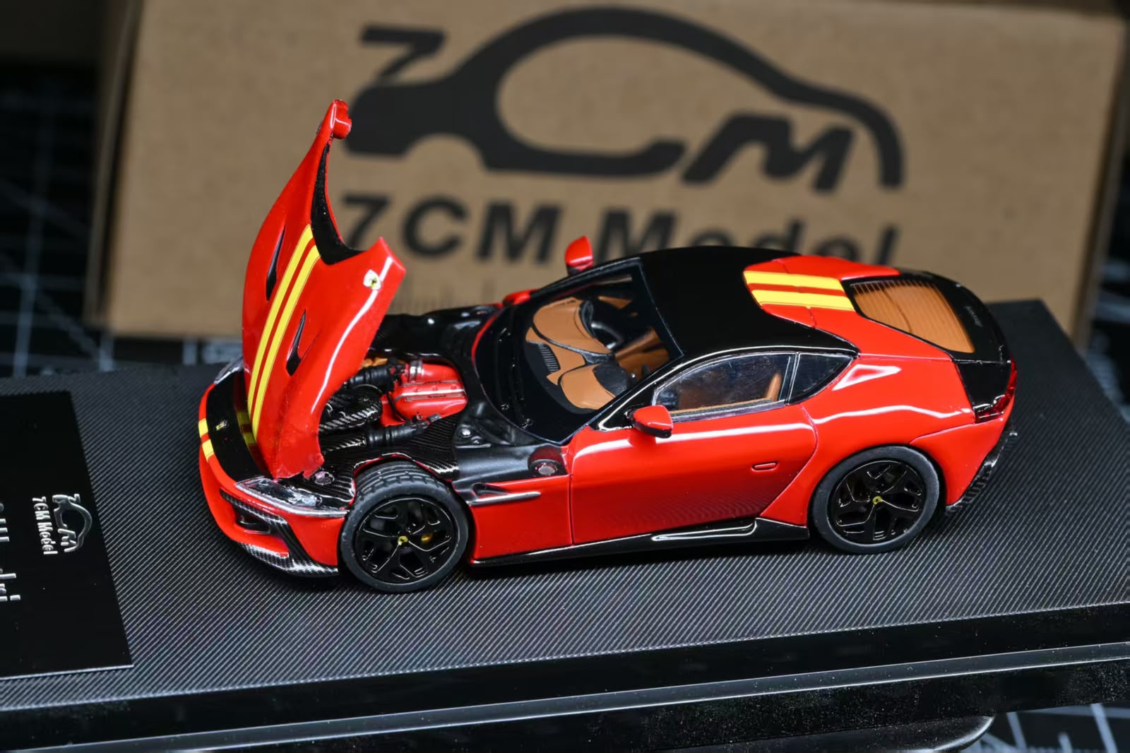 7cm Model 1/64 Supercar 12 cilindri Rosso Corsa/Giallo Modena Racing Livery Stripe
