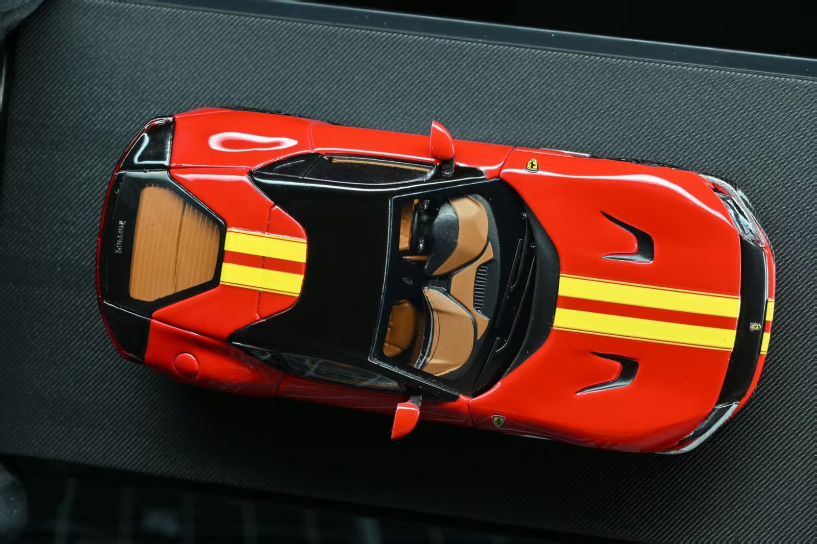 7cm Model 1/64 Supercar 12 cilindri Rosso Corsa/Giallo Modena Racing Livery Stripe