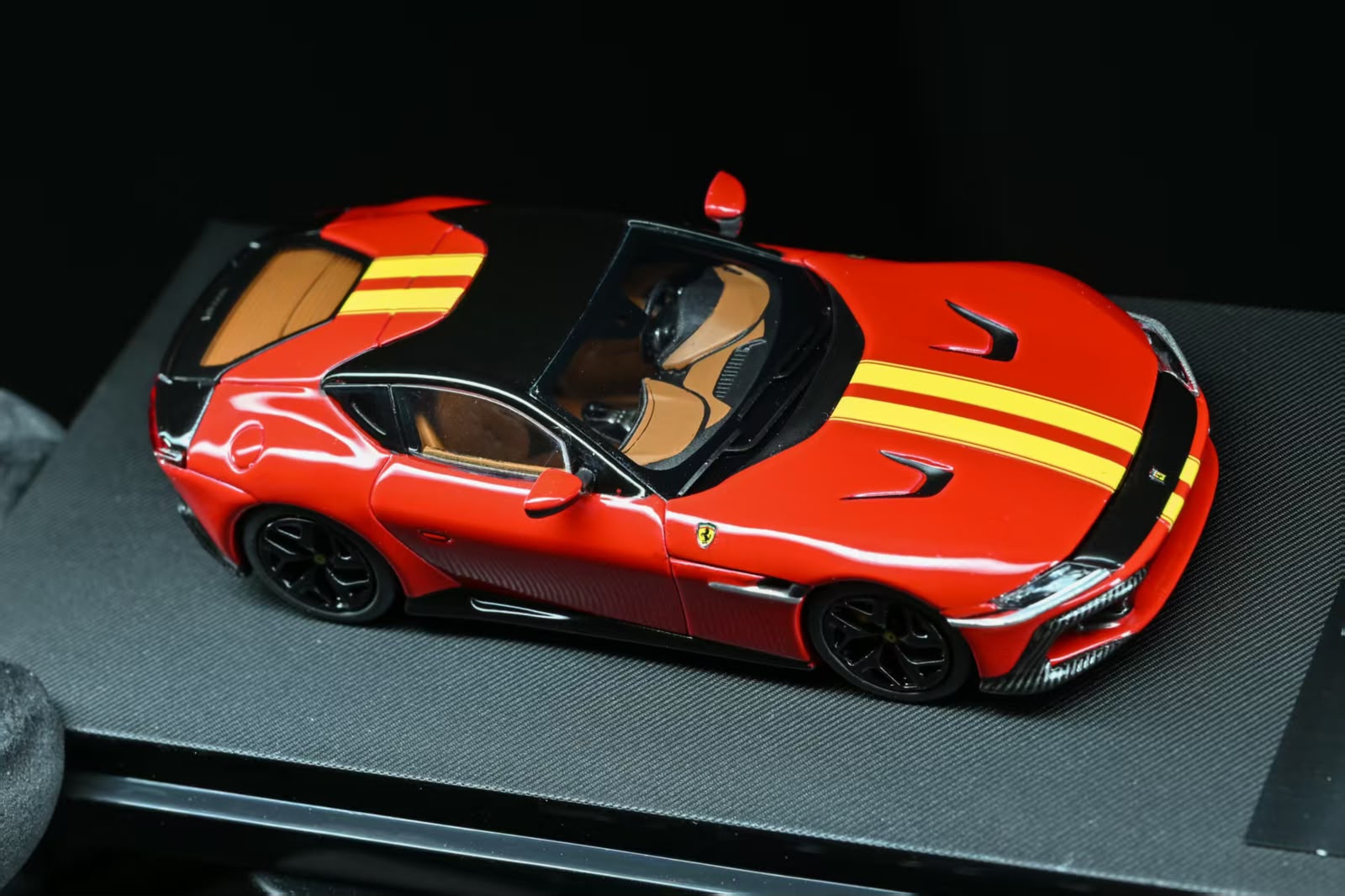 7cm Model 1/64 Supercar 12 cilindri Rosso Corsa/Giallo Modena Racing Livery Stripe