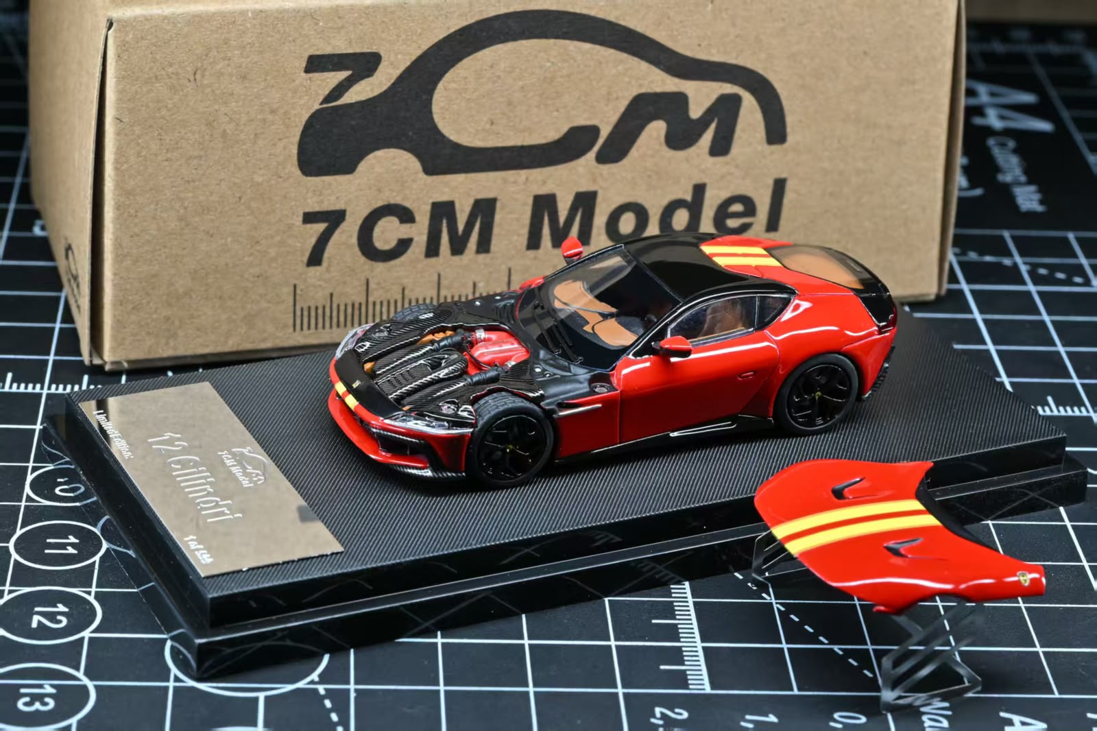 7cm Model 1/64 Supercar 12 cilindri Rosso Corsa/Giallo Modena Racing Livery Stripe