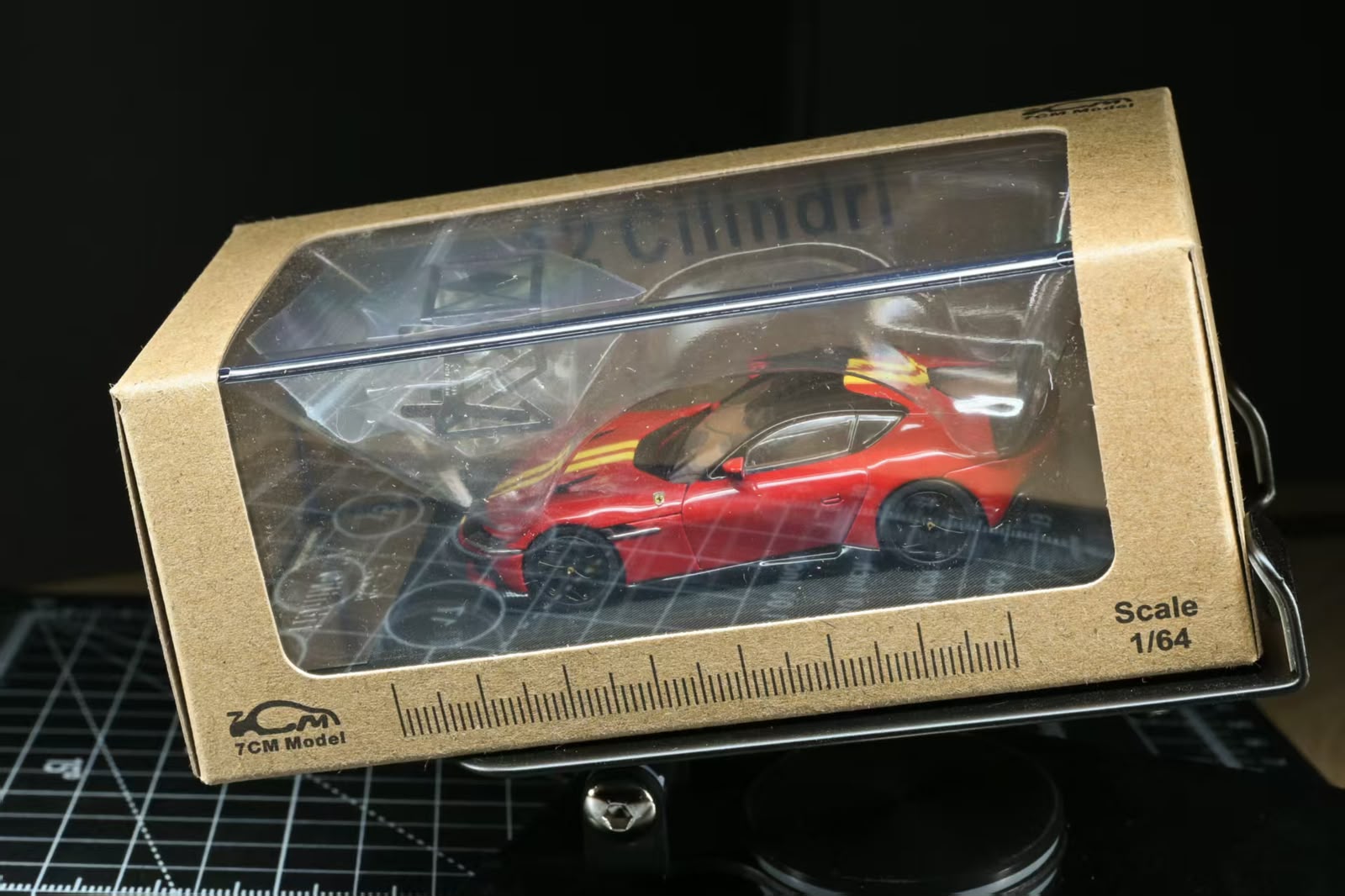 7cm Model 1/64 Supercar 12 cilindri Rosso Corsa/Giallo Modena Racing Livery Stripe