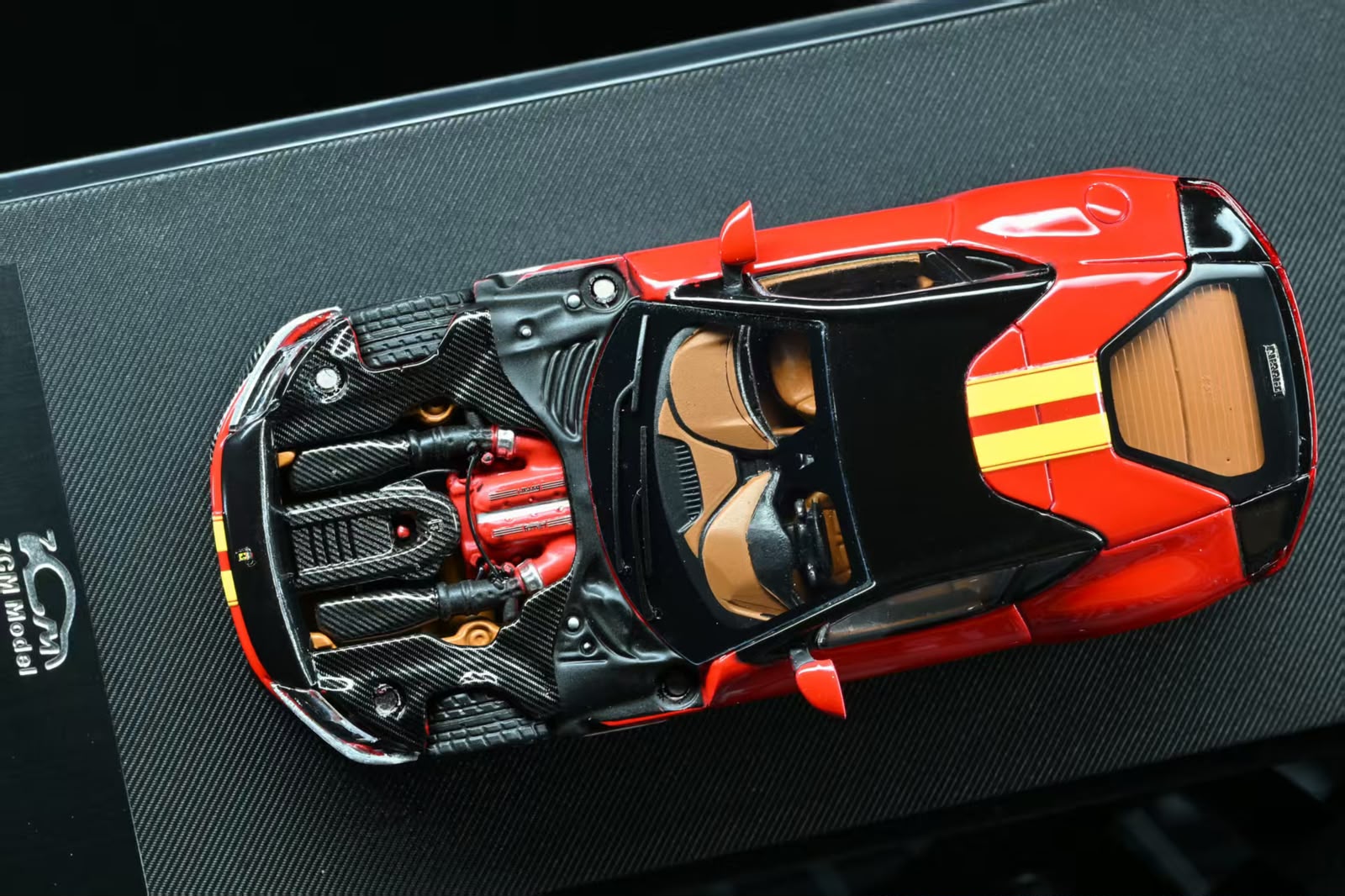 7cm Model 1/64 Supercar 12 cilindri Rosso Corsa/Giallo Modena Racing Livery Stripe